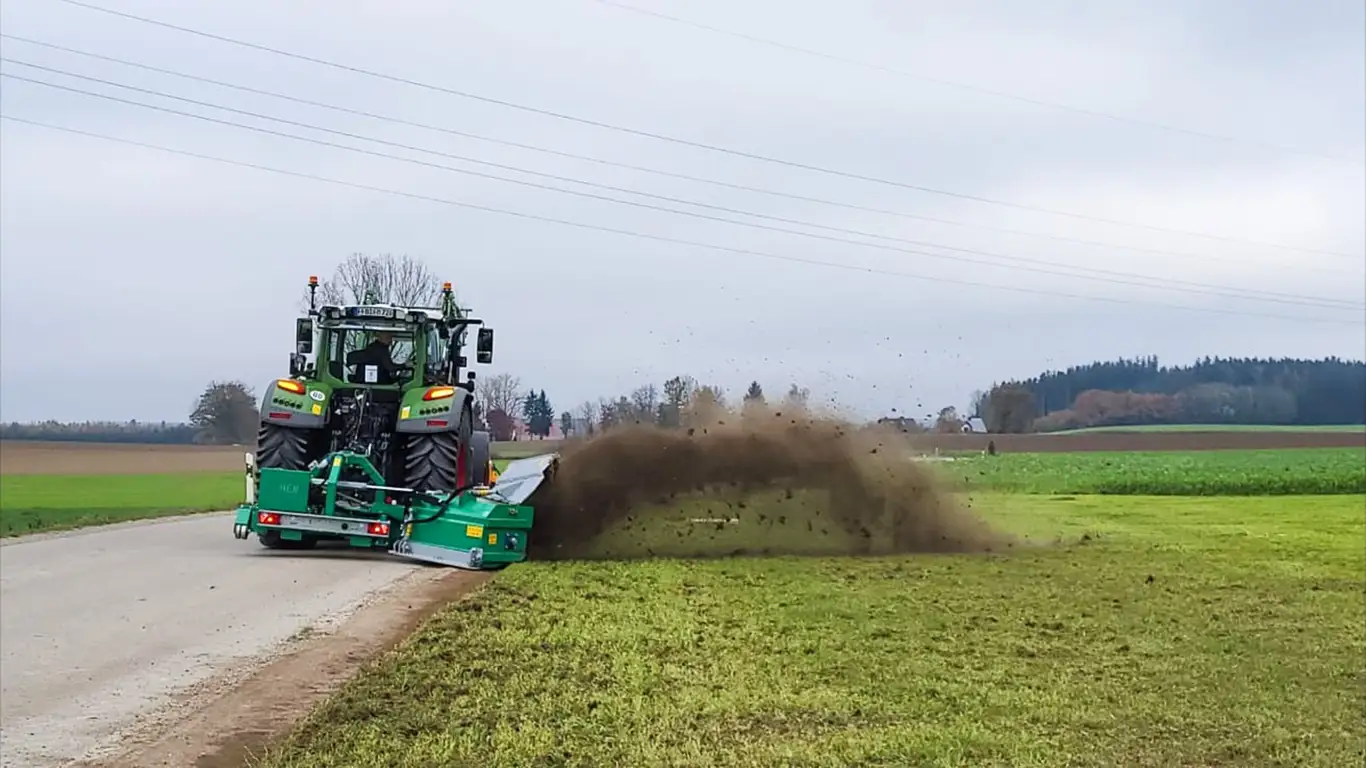 Mulchgerät pflegt Böschung und Grasnarbe am Wegrand